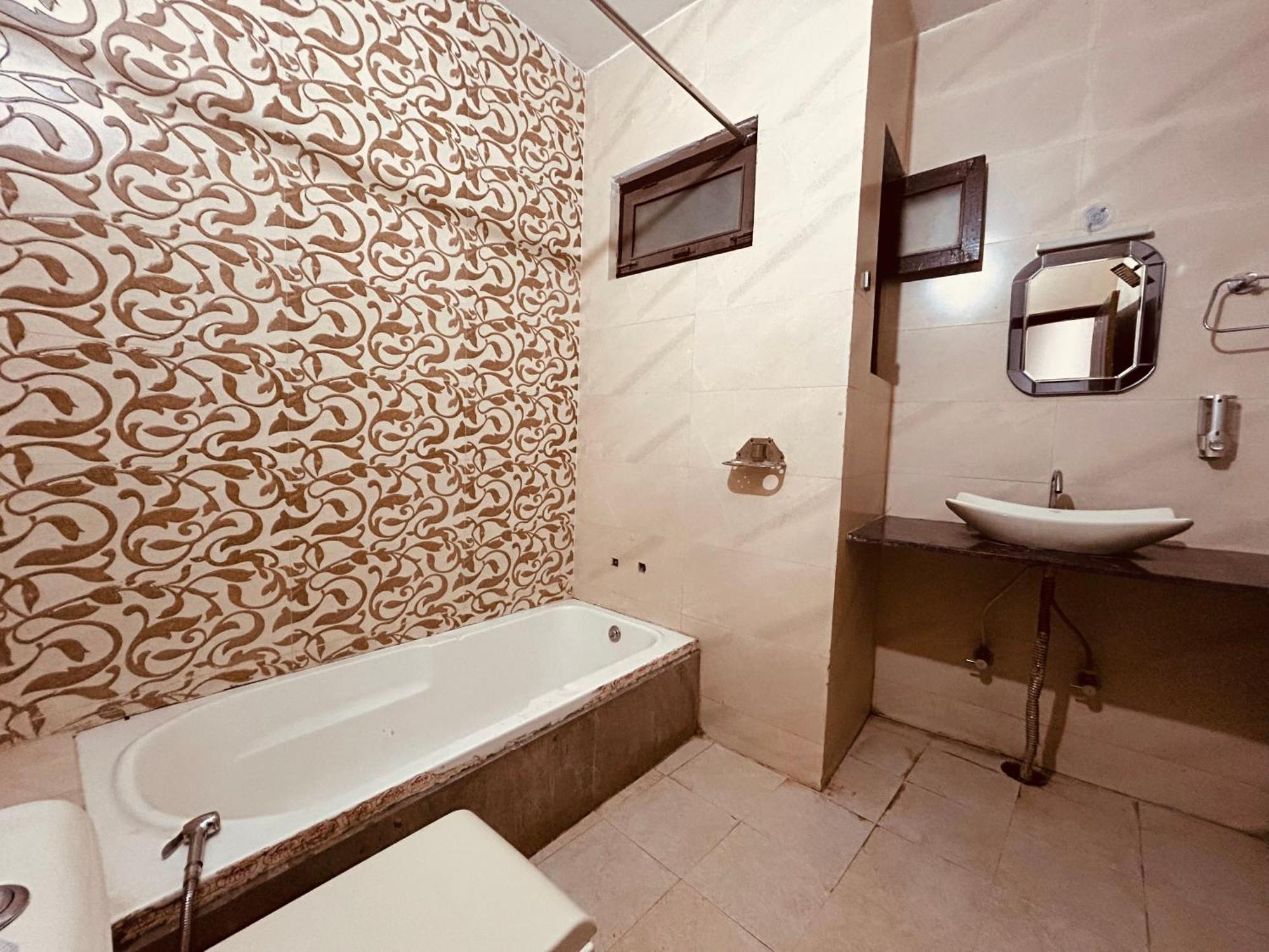 The For You Hotel & Restaurant Рішикеш Екстер'єр фото