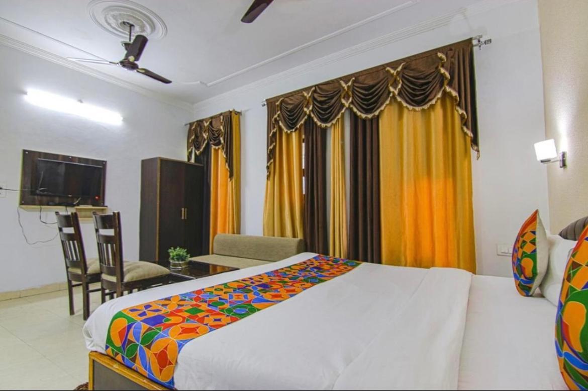 The For You Hotel & Restaurant Рішикеш Екстер'єр фото