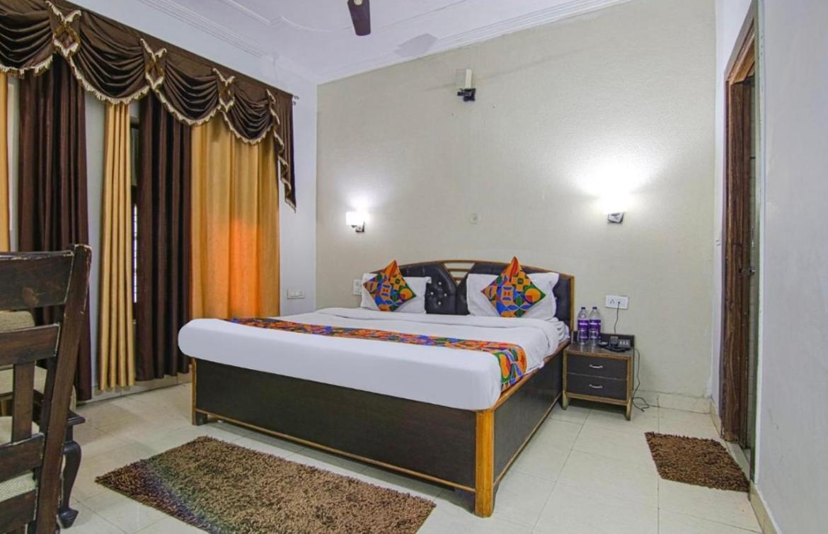 The For You Hotel & Restaurant Рішикеш Екстер'єр фото