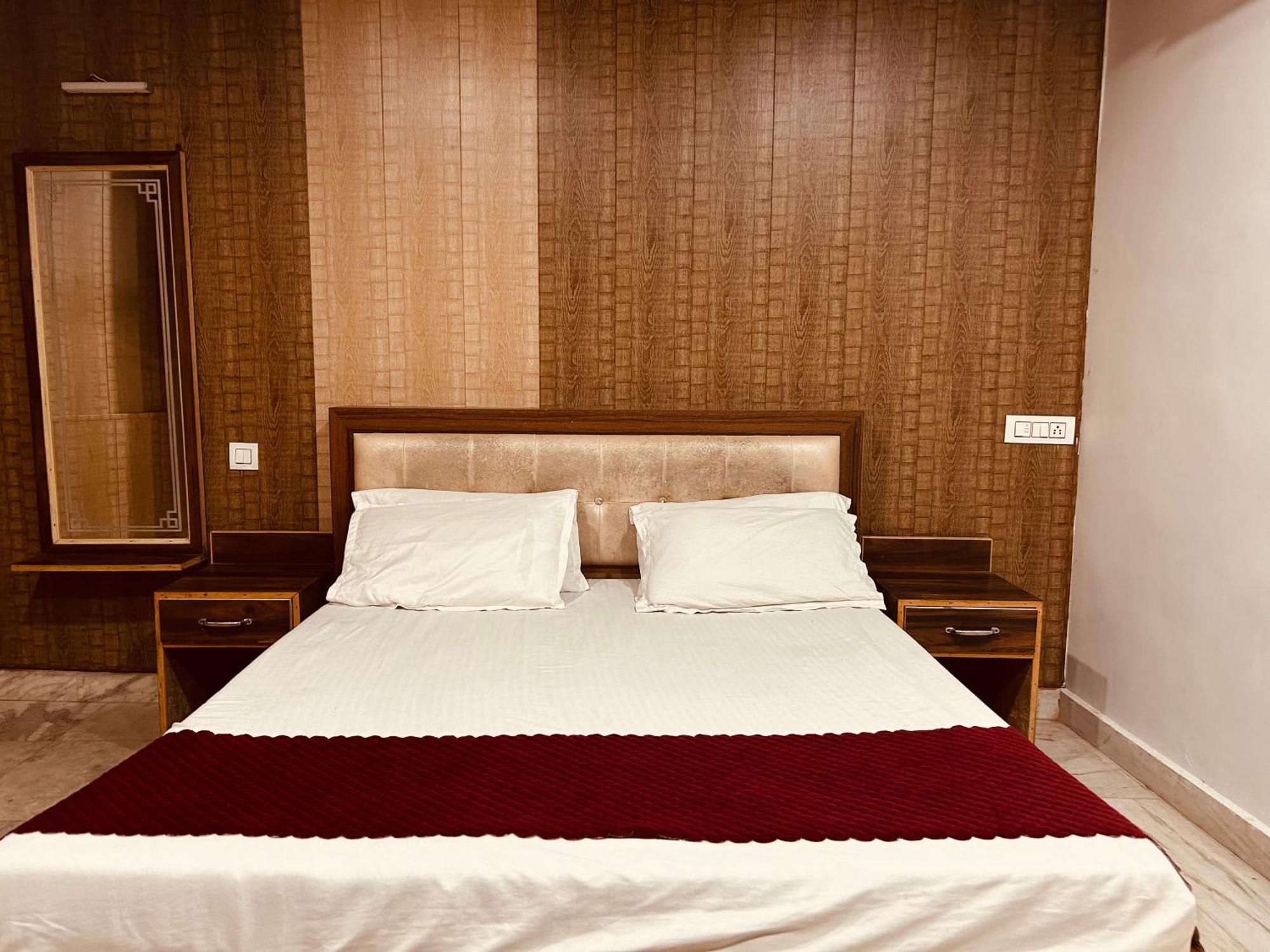 The For You Hotel & Restaurant Рішикеш Екстер'єр фото