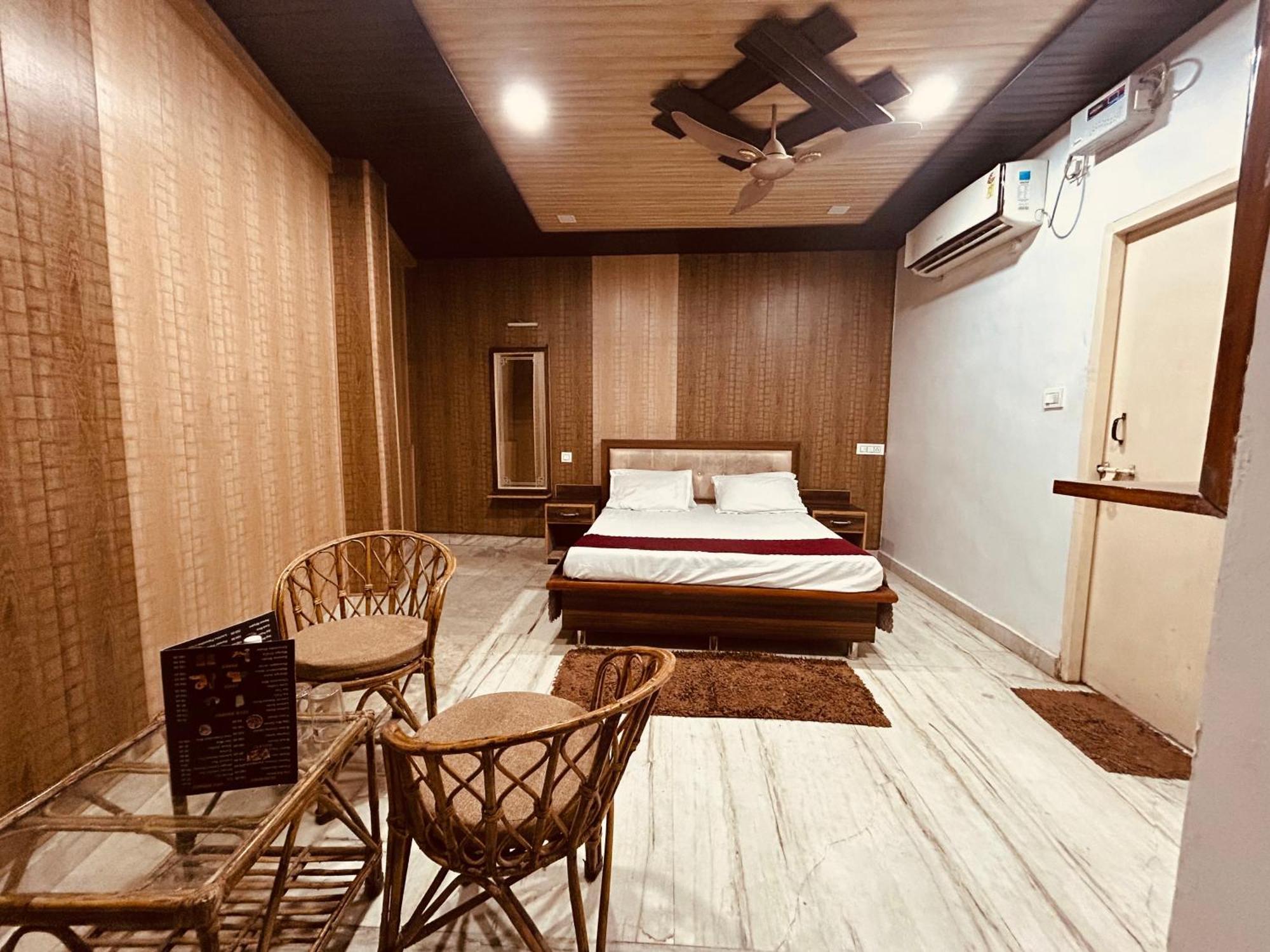 The For You Hotel & Restaurant Рішикеш Екстер'єр фото