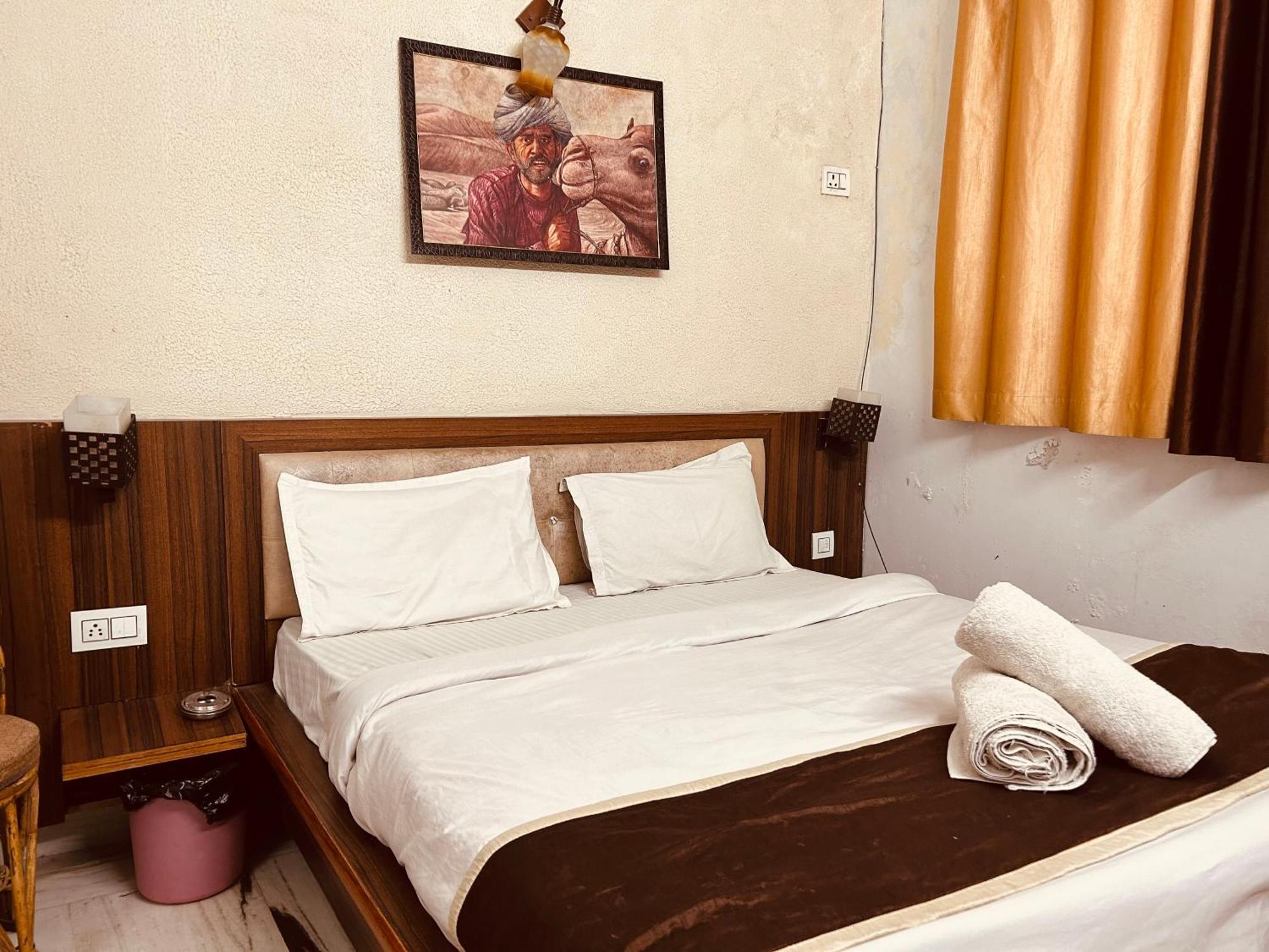 The For You Hotel & Restaurant Рішикеш Екстер'єр фото
