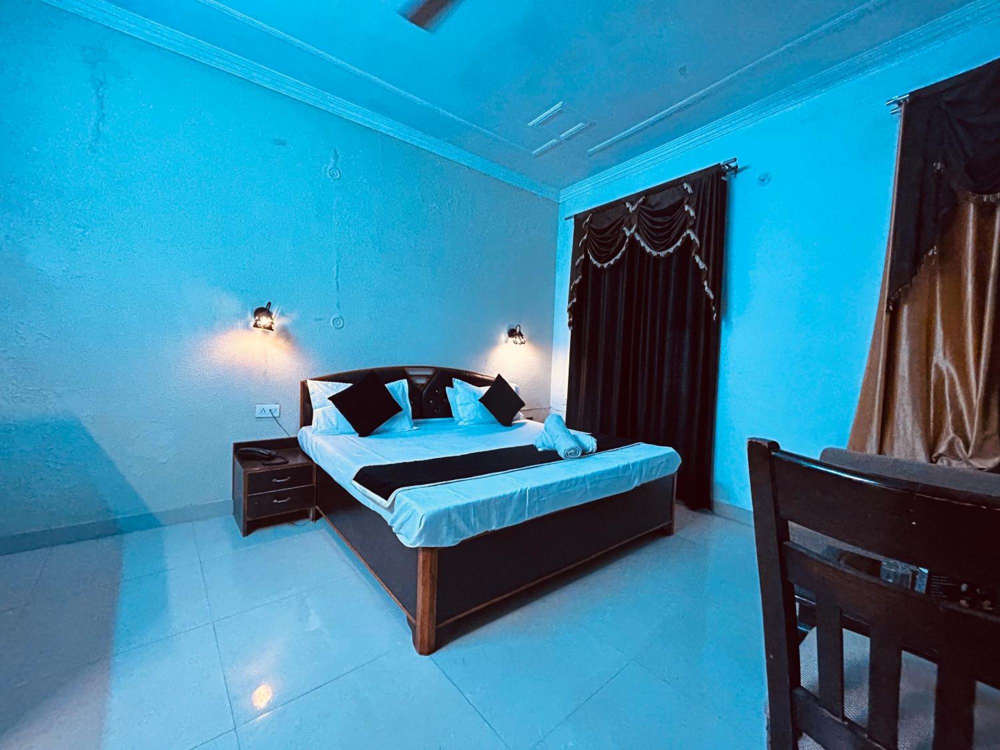 The For You Hotel & Restaurant Рішикеш Екстер'єр фото