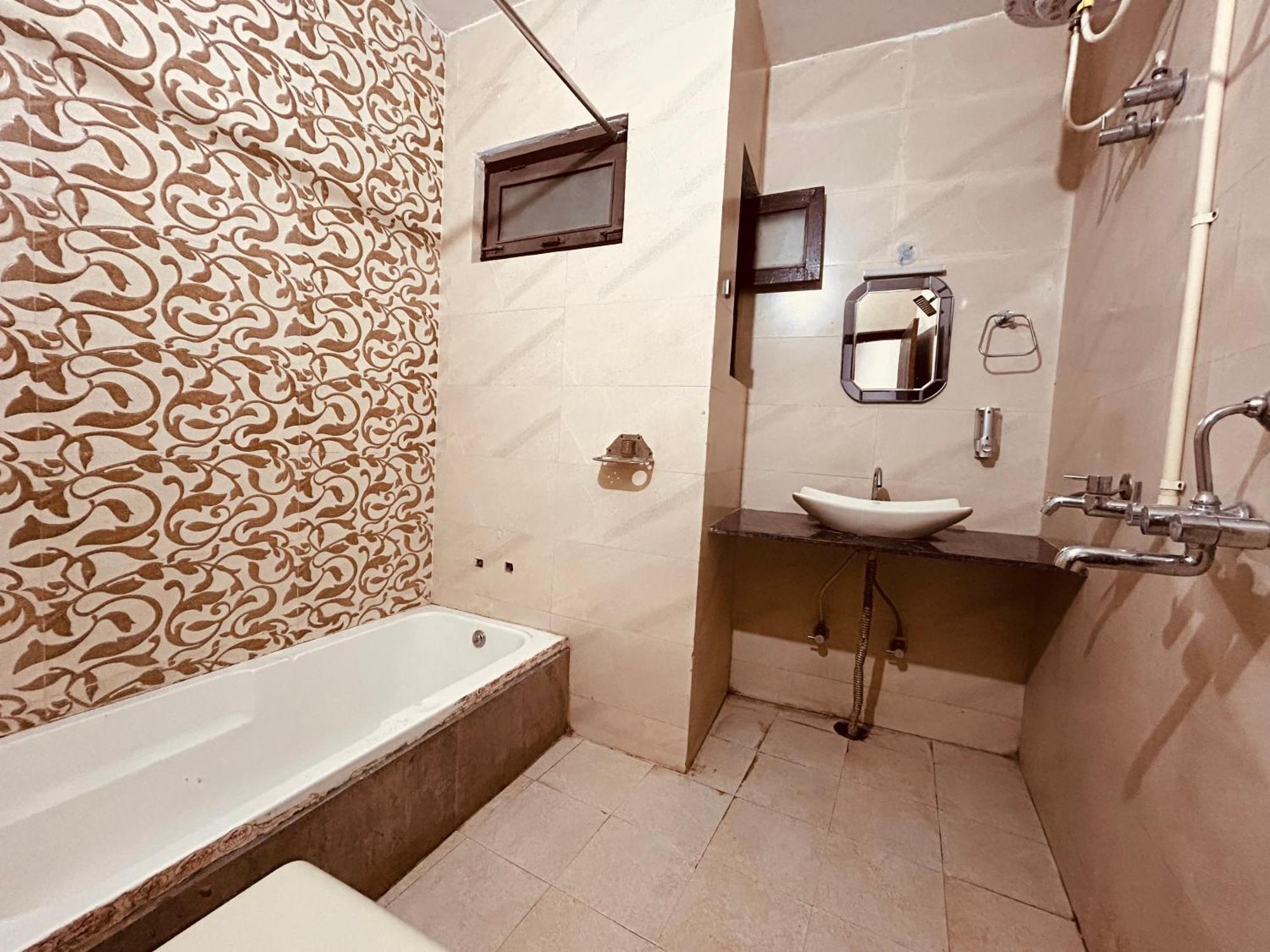 The For You Hotel & Restaurant Рішикеш Екстер'єр фото