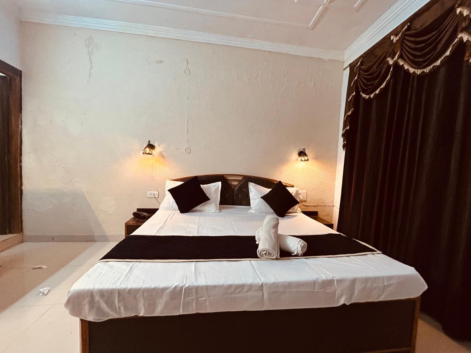 The For You Hotel & Restaurant Рішикеш Екстер'єр фото