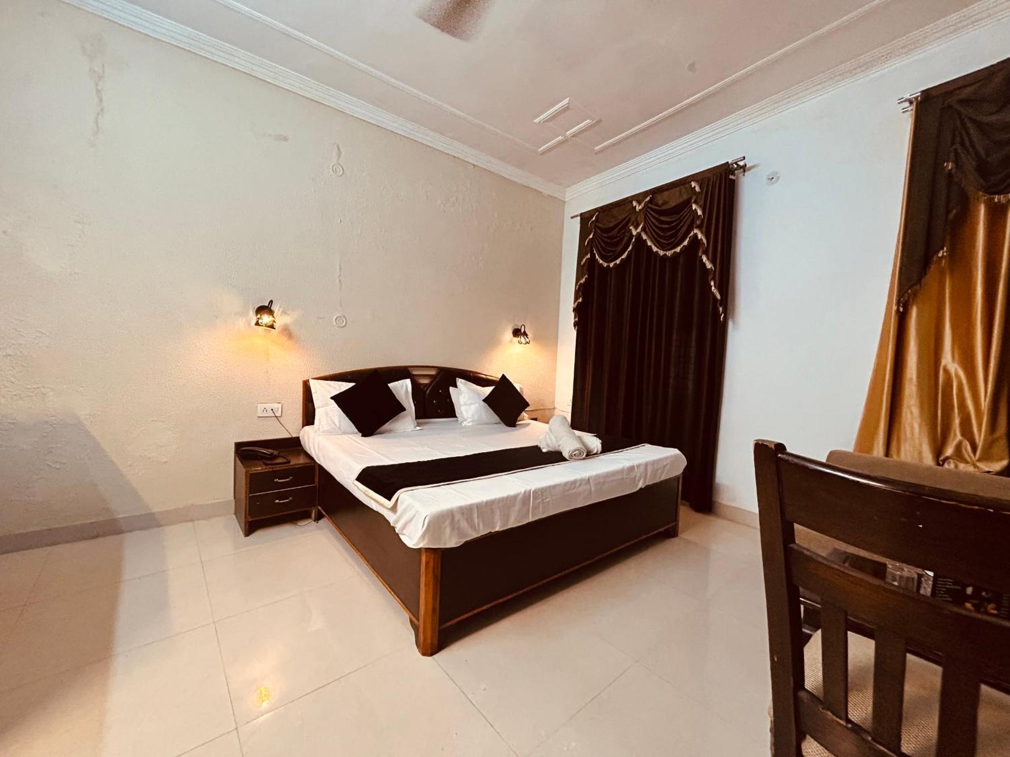 The For You Hotel & Restaurant Рішикеш Екстер'єр фото