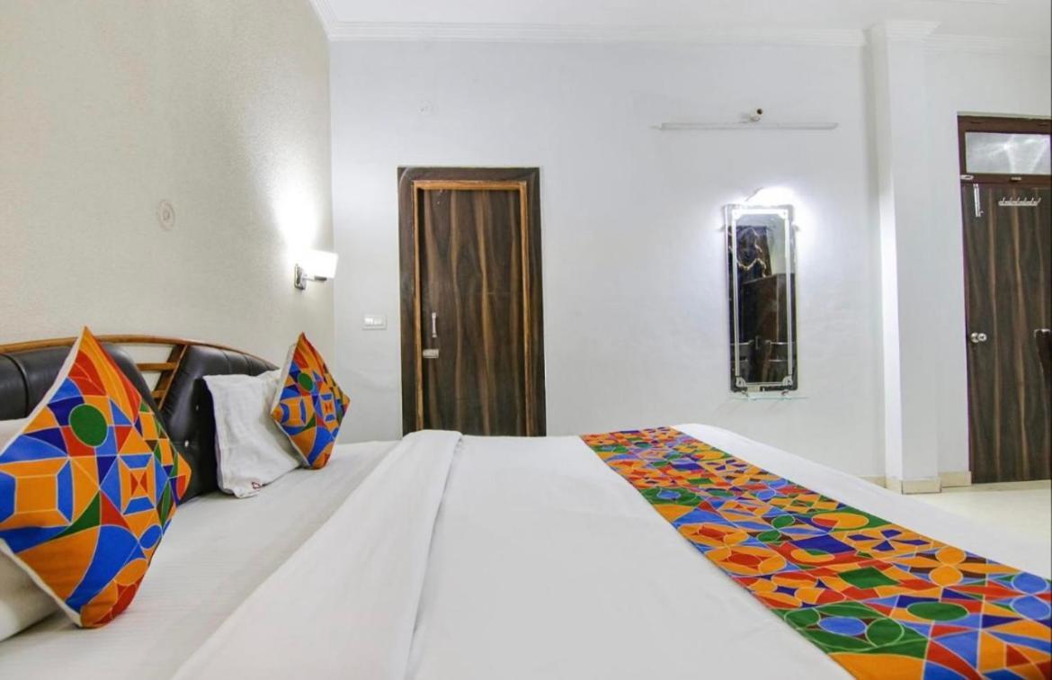 The For You Hotel & Restaurant Рішикеш Екстер'єр фото